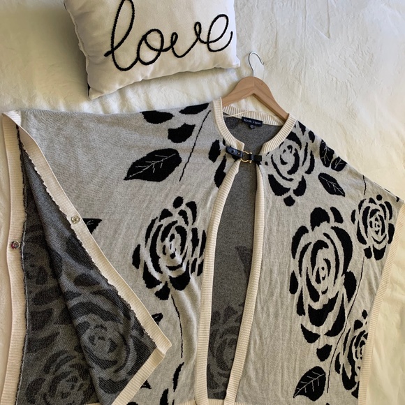 Black and White Rose shaw - Picture 4 of 4